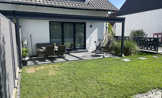 Neuwertige Doppelhaus mit großzügige Garten und Terrasse
