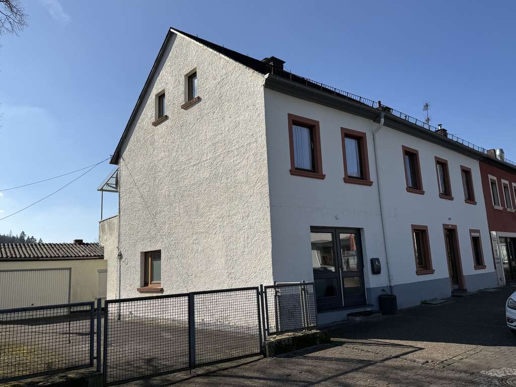 Immobilie in Daun - Modernisierungsbedürftiges Wohn- und Geschäftshaus in bester Lage - Bild 1