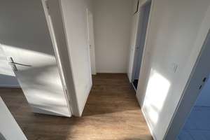 Frisch renovierte 2 Zimmer-Wohnung mit Balkon und modernisiertem Tageslichtbad mit Wanne – Mozartstr. 11, 23556 Sankt Lorenz Nord, Lübeck – Vorschaubild 2