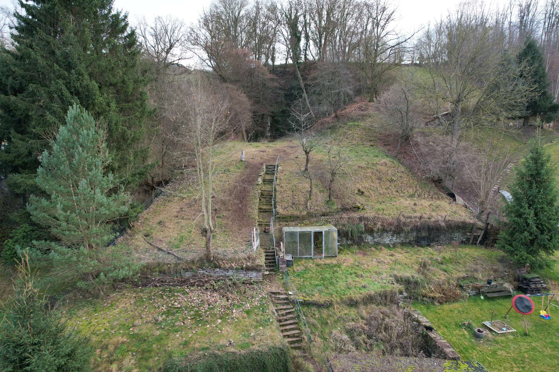 Mehrfamilienhaus mit vier Wohnungen und zwei Gewerbeeinheiten in Beverungen-Herstelle, Höxter Kreis – Bild 4