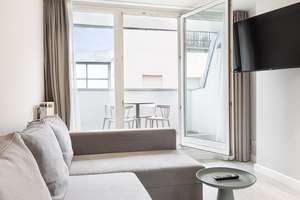Nahe Rosa-Luxemburg-Platz: 2,5 Zimmer DG-Wohnung im 4. OG, West-Terrasse, Einbauküche, Wannenbad – Schönhauser Allee 186, 10119 Prenzlauer Berg, Berlin – Vorschaubild 10