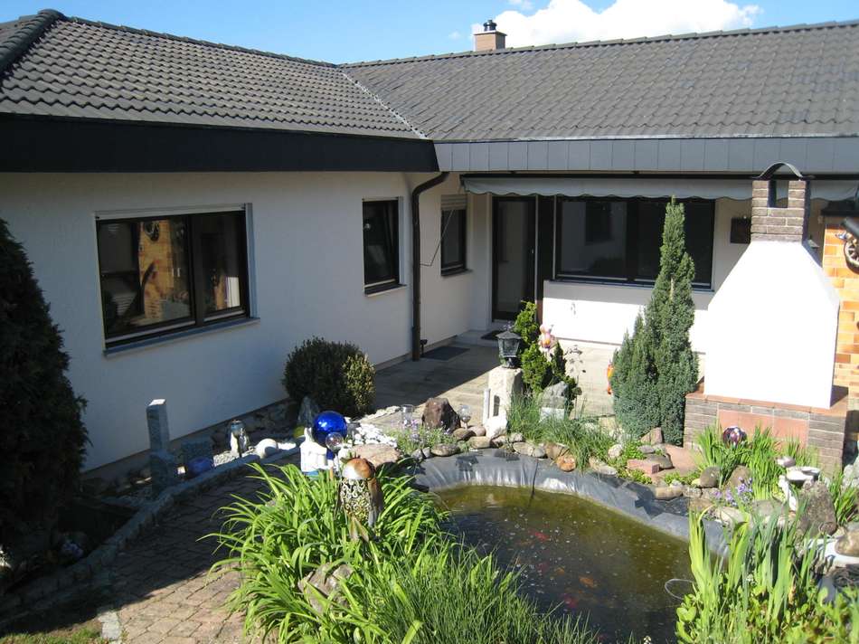 Gartenbereich mit Fischteich
