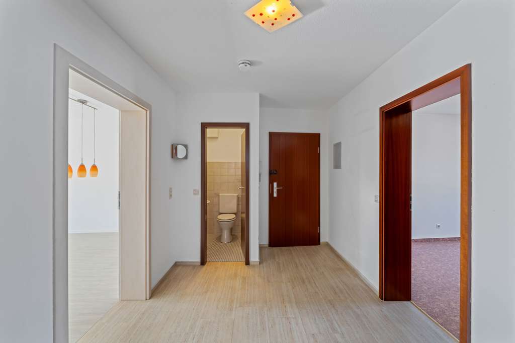 Immobilie in Efringen-Kirchen - Stilvolle 3-Zimmer-Eigentumswohnung mit Sonnenbalkon, Stellplatz und lichtdurchfluteten Räumen - Bild 1