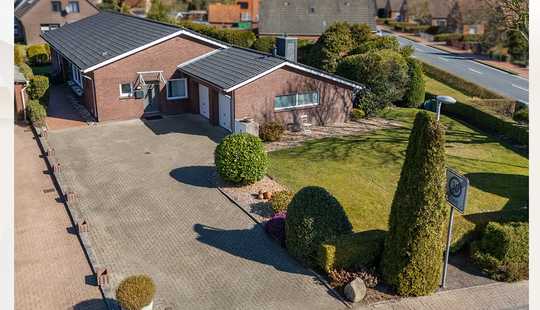 Bild von Viel Platz & flexible Möglichkeiten: Großzügiger Bungalow mit separatem Wohn-/Praxisbereich