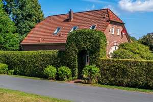 Charmantes Wohnhaus im Landhausstil mit zwei Garagen im Grünen – Die vollständige Adresse der Immobilie erhältst du vom Anbieter., 26129 Bloherfelde, Oldenburg (Oldenburg) – Vorschaubild 26