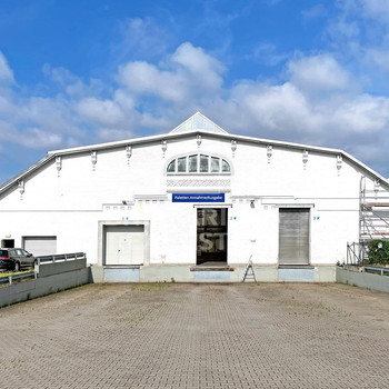 Gewerbeflächen in den ehemaligen Karosseriewerken Halle zu vermieten. 