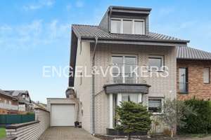 Gepflegte Doppelhaushälfte mit großzügigem Raumangebot – familienfreundliches Wohnen im Erbbaurecht