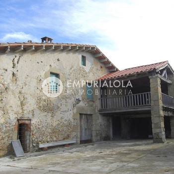 Magnificent livestock and forestry estate in Vidrà, 3.5 km from the village, with a paved access roa