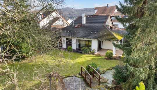 Bild von Architektenhaus mit Gartenidylle