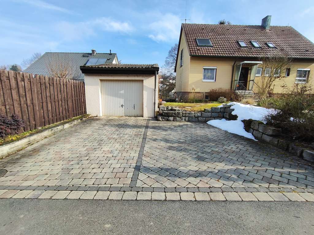 Immobilie in Bretzfeld - Gepflegtes Zweifamilienhaus (2× 3 Zimmer) mit großem Garten, Balkon & Garage–bezugsfrei ab 01.04.26 - Bild 3