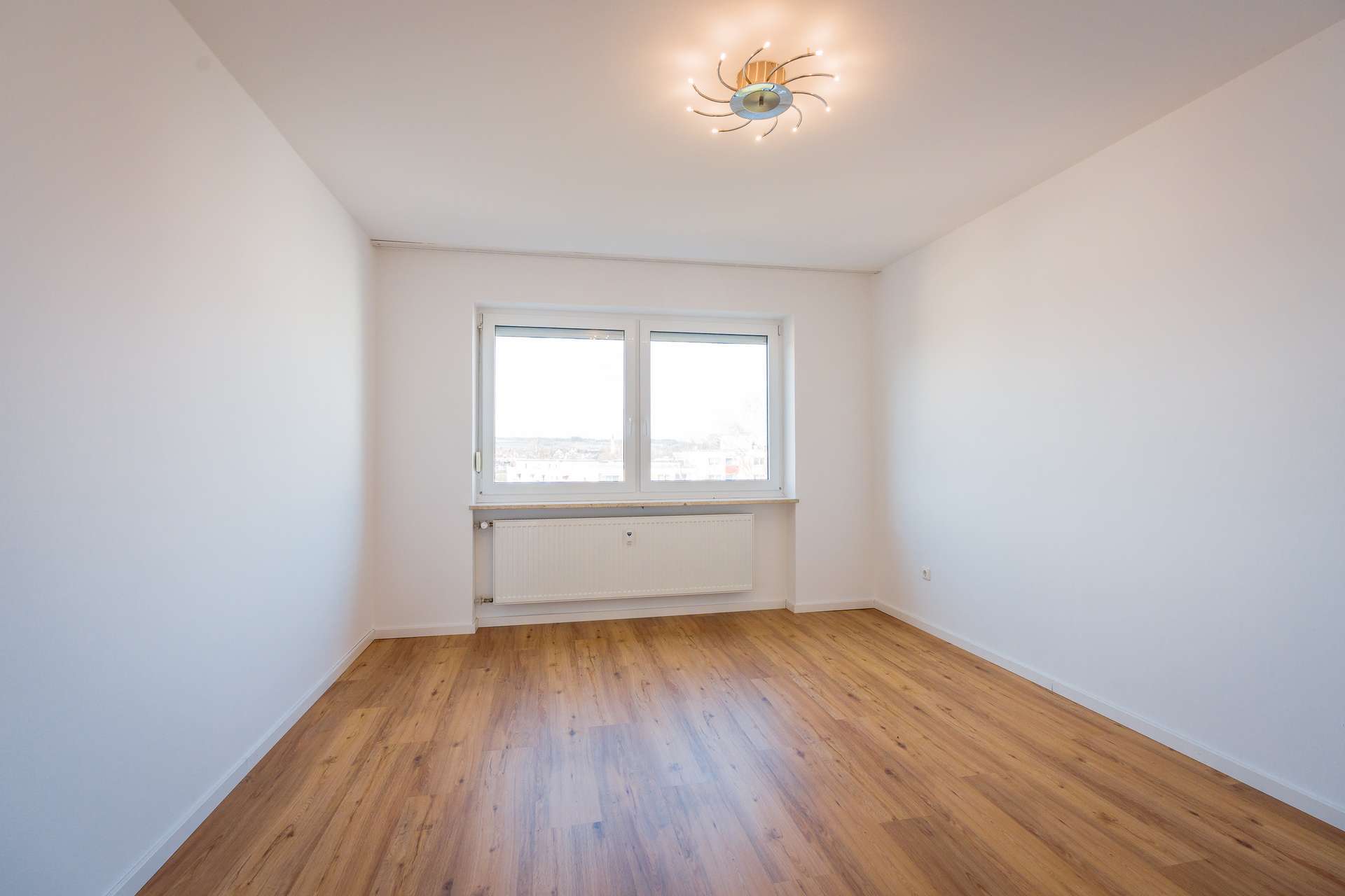 Immobilie in Altdorf - Modern renovierte 2 -Zimmer-Wohnung mit Südbalkon, moderner Einbauküche und Tiefgarage !!! - Bild 6