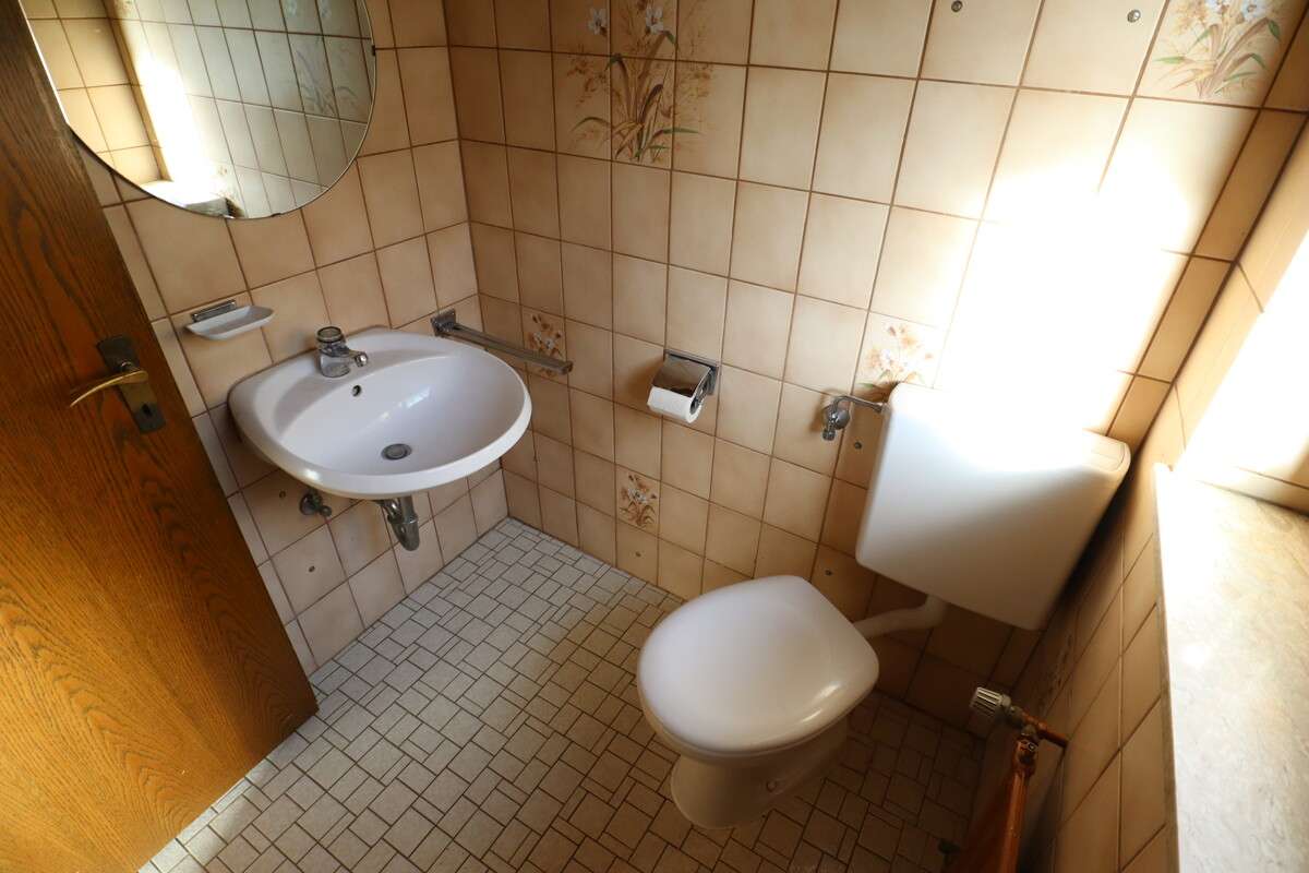 Immobilie in Ingelfingen - Großzügiges Einfamilienhaus mit vermieteter Einliegerwohnung, Garagen & naturnaher Ruhelage - Bild 9