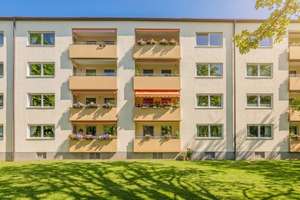 Gut geschnittene, renovierungsbedürftige 3 Zimmer Wohnung
 mit Süd-Loggia- sofort bezugsfrei-