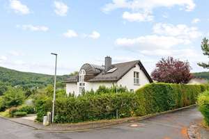 Stilvolles Wohnen mit viel Licht und Komfort – Haus mit Doppelgarage in Schmitten/Taunus – Die vollständige Adresse der Immobilie erhältst du vom Anbieter., 61389 Schmitten – Vorschaubild 1