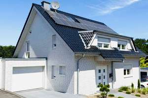 Energieeffizientes EFH mit 2 Erdwärmepumpen, PV, Indoor-Pool & Sauna
