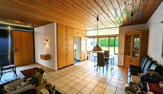 Bild von Modernes Raumkonzept im Bauhausstil mit sonnigem Grundstück in Doppelhaushälfte