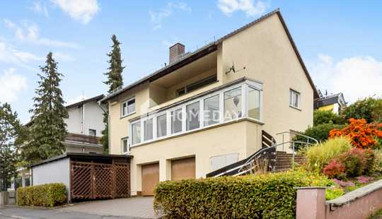 Bild von Familienidylle im Grünen – vielseitiges Zweifamilienhaus mit Ausbaureserve