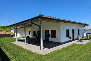 "Der neue Standard des Wohnens: Entspannt, hochwertig & effizient.." Ein Bungalow für Ihre Ansprüche – Die vollständige Adresse der Immobilie erhältst du vom Anbieter., 94501 Beutelsbach – Vorschaubild 1