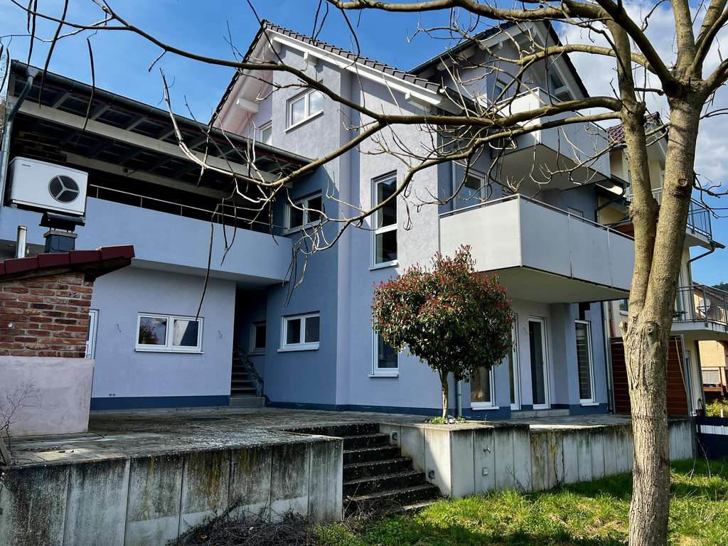Immobilie in Höchst im Odenwald - Familienfreundliches Traumhaus in Mümling Grumbach mit Ausblick, Garten und Grillplatz
 - Bild 1