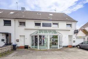 Gepflegtes Mehrfamilienhaus mit Gewerbeeinheit, Garage und Garten in Osterholz