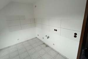 Frisch renovierte 2,5-Zimmer-Dachgeschosswohnung mit neuen Fenstern – Warbruckstraße 152, 47169 Marxloh, Duisburg – Vorschaubild 2