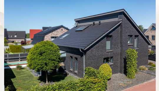 Bild von Familientraum auf 550 m² Grundstück: EFH mit sonnigem Garten, Doppelgarage & Wellness-Extras