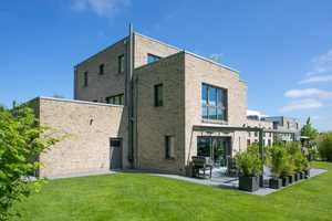 Neuwertige Villa in ruhiger und stadtnaher Lage