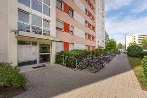 Vermietete 4 Zi Wohnung mit Balkon, Aufzug und Garage in Erlangen – Die vollständige Adresse der Immobilie erhältst du vom Anbieter., 91058 Schönfeld, Erlangen – Vorschaubild 2