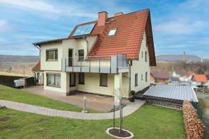 Großes Einfamilienhaus mit Gartenparadies, Gäste- und Nutzflächen sowie mehreren Garagen – Die vollständige Adresse der Immobilie erhältst du vom Anbieter., 36414 Unterbreizbach – Vorschaubild 2