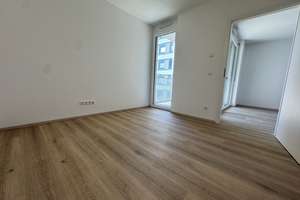 Stilvoll wohnen mit Weitblick: Großzügige Etagenwohnung mit Loggia und moderner Einbauküche – Von-Hünefeld-Straße 24, 89231 Neu-Ulm – Vorschaubild 2