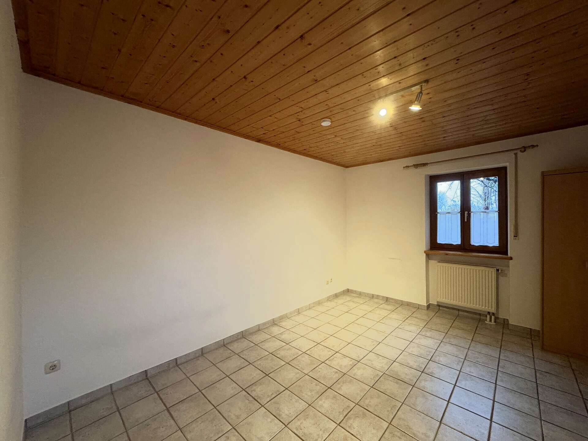 Immobilie in Bayerbach b. Ergoldsbach - Wohnhaus mit Weitblick & Freiraum – vielseitiges Anwesen mit Tierhaltung und zwei Einliegerwohnungen - Bild 16