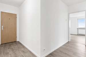 Modernisierte 3-Zimmer-Wohnung mit Panorama-Loggia, Alpenblick, Aufzug und Stellplatz – Die vollständige Adresse der Immobilie erhältst du vom Anbieter., 86169 Hammerschmiede, Augsburg – Vorschaubild 2