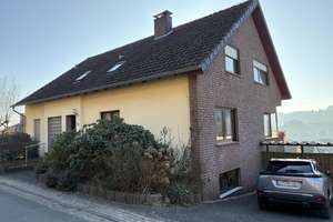 Großzügiges Zweifamilienhaus in attraktiver Hanglage
 – Die vollständige Adresse der Immobilie erhältst du vom Anbieter., 32689 Kalletal – Vorschaubild 2