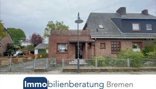 Bild von Doppelhaushälfte mit Anbau und Garage auf großem Grundstück