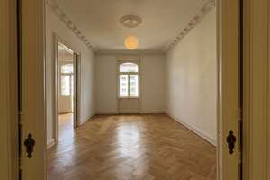 Stilvoller Altbau mit Originalelementen in zentraler Lage