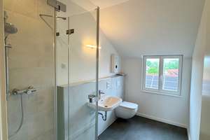 ERSTBEZUG "NEU" Exklusive 2-Zimmer DG-Wohnung mit EBK, Gäste WC, Fußbodenheizung, Stellplatz – Grundorfer Kirchweg 8, 4178 Böhlitz-Ehrenberg, Leipzig – Vorschaubild 5