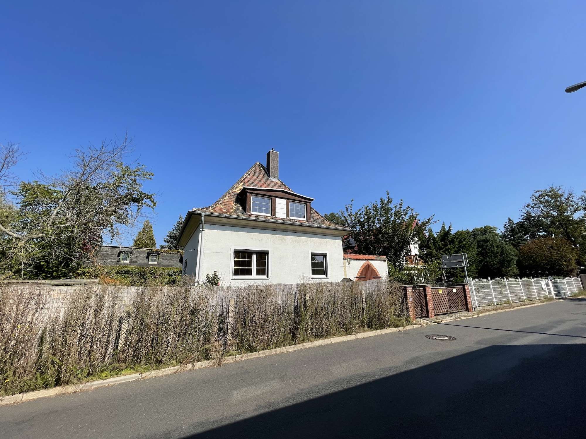 Sanierungsbedürftiges Einfamilienhaus mit Remise in Markkleeberg-Zöbigker, Leipzig Kreis – Bild 1