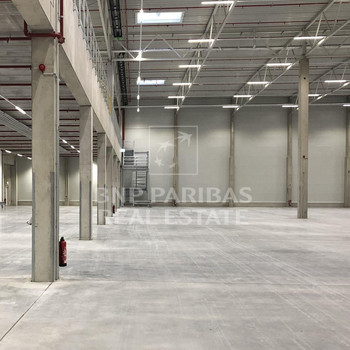 Logistikhalle mit Rampentoren - direkt an der A8