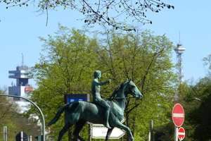 Provisionsfrei für Erwerber: gepflegte, Tageslicht verwöhnte Altbauwohnung nahe Brixplatz - Westend