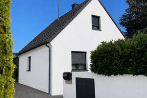 Modernes freistehendes Einfamilienhaus mit Garten