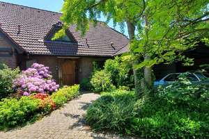 Familienplatz in Moers: einseitiges angebautes Einfamillienhaus mit großer Garage, Carport