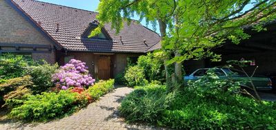 Familienplatz in Moers: einseitiges angebautes Einfamillienhaus mit großer Garage, Carport