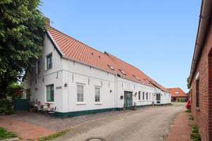 Provisionsfrei – Hochwertig ausgestattetes Haus mit Garten + gut vermietbare Ferienwohnungen – Die vollständige Adresse der Immobilie erhältst du vom Anbieter., 26736 Krummhörn – Vorschaubild 1