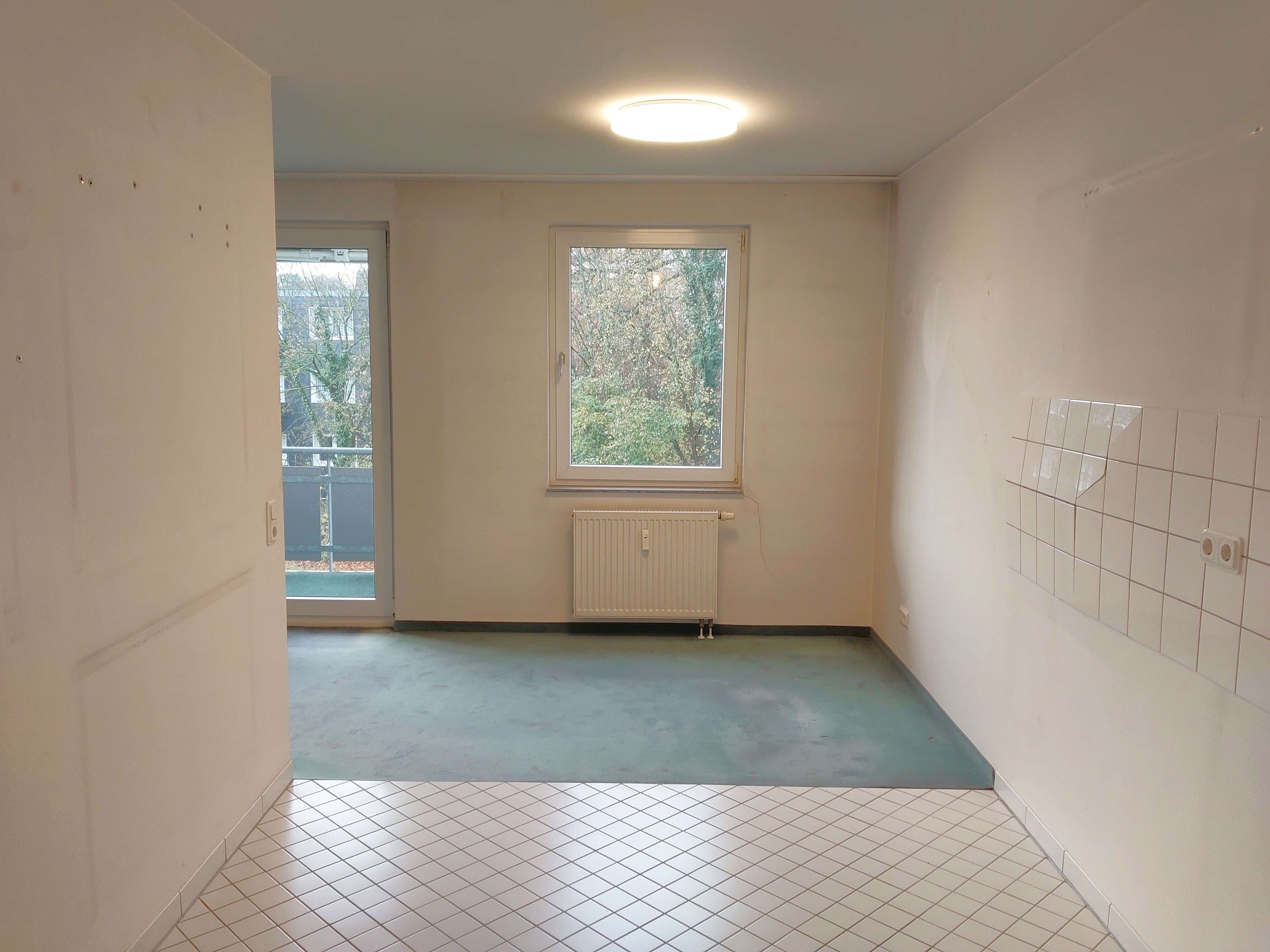 Geräumige 3,5-Zimmer-Wohnung (96 m²) mit Balkon, Aufzug und zwei Stellplätzen. Ideal für Ihr Zuhause, Rheinisch Bergischer Kreis – Bild 2