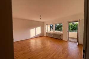 Frisch renovierte 4-Zimmer-Wohnung mit Südbalkon & Aufzug & Stellplatz in Zerzabelshof