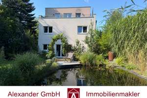 Modernes Haus mit großer Dachterrasse und paradiesischem Garten