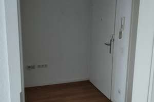 Zuhause mit 2 Zimmern, Einbauküche, Badezimmer,West-Loggia zum ruhigen Innenhof  in  Düsseldorf Bilk – Mecumstraße 31, 40225 Bilk, Düsseldorf – Vorschaubild 3