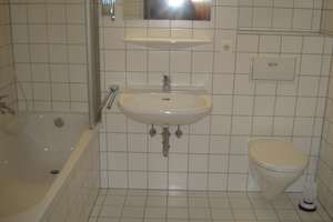 Helle 2-Zimmer-Wohnung mit großer Loggia, Grünblick und TG-Stellplatz, teilmöbliert – 81927 Englschalking, München – Vorschaubild 3