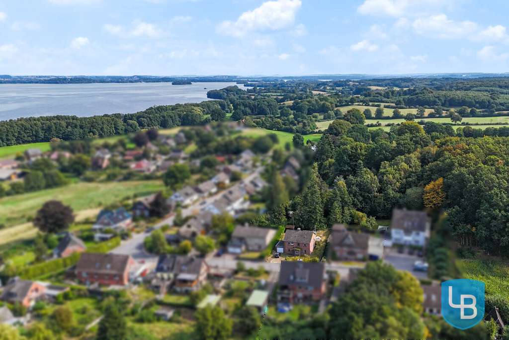 Immobilie in Dersau - Charmantes Familienhaus mit Wintergarten, Sauna und großem Hanggrundstück in Dersau - Bild 0