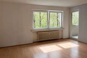 Helle 4-Zimmer-Wohnung mit BALKON und Wannenbad